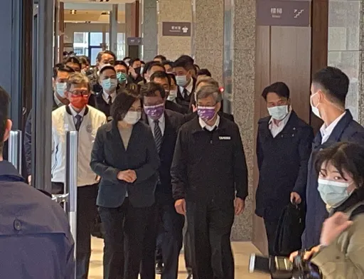 時任市長重要社福政策 鄭文燦陪蔡英文、陳建仁視察實物銀行頻頻這樣做