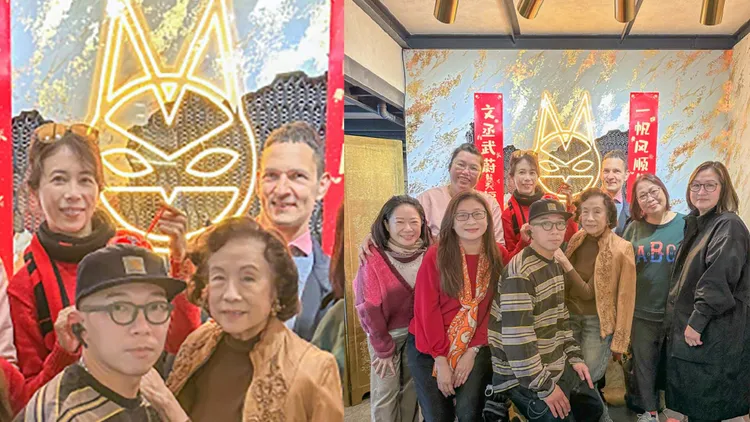 但大合照她就走自然路線，消瘦的她看似臉上紋路明顯。引自莫文蔚微博