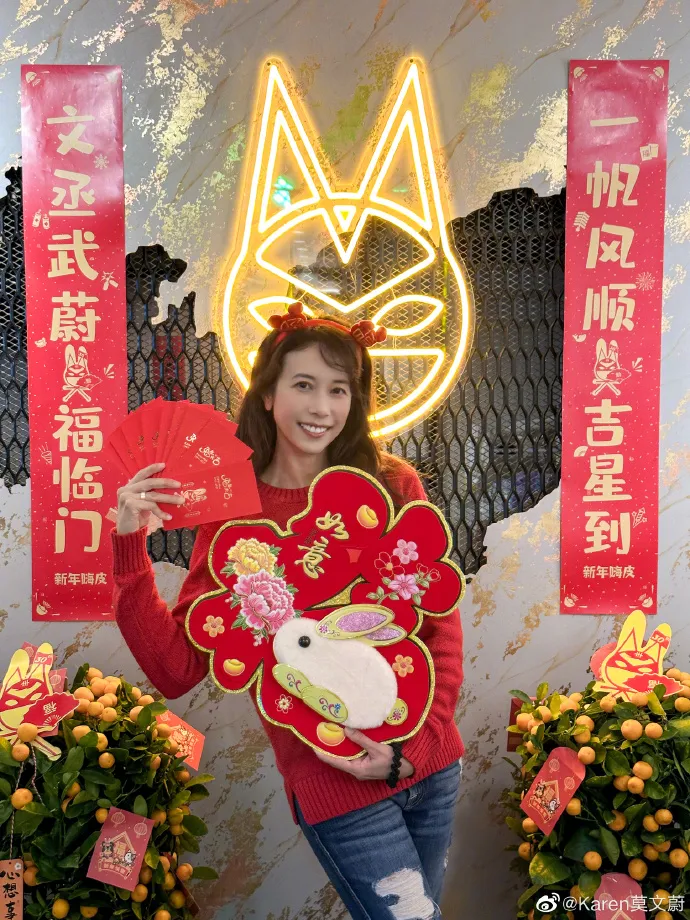 獨照看似有美肌修飾，皮膚潤白細緻。引自莫文蔚微博