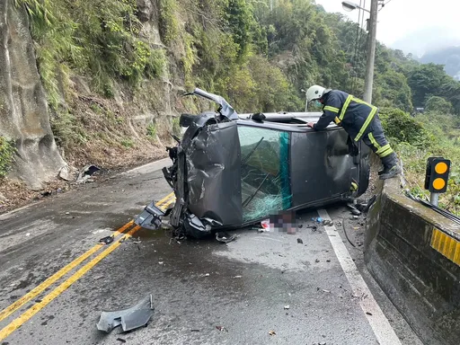 又是酒駕惹禍!苗栗男駕車自撞山壁 翻車受困傷重不治