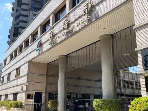 經濟部狼官員「摸奶舌吻」女下屬現況曝　被記大過去年已辭職