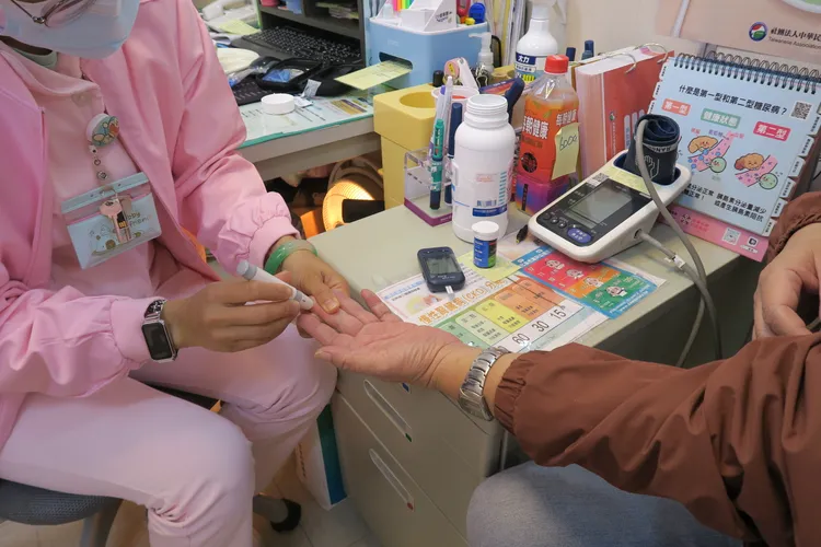 糖尿病患的血糖控制最重要，飯前血糖儘量控制在120 mg/dL以下。衛福部彰化醫院提供