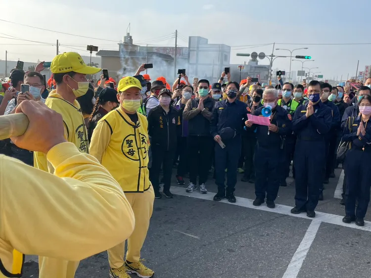 大甲警分局接手執行護轎任務。民眾提供