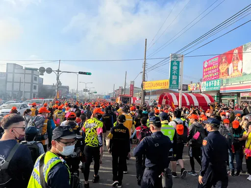 白沙屯媽祖第1天走整晚!急行進台中 信徒夾道迎接跪拜求平安