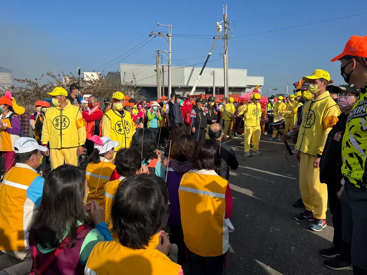 信徒跪迎白沙屯媽鑾轎。民眾提供