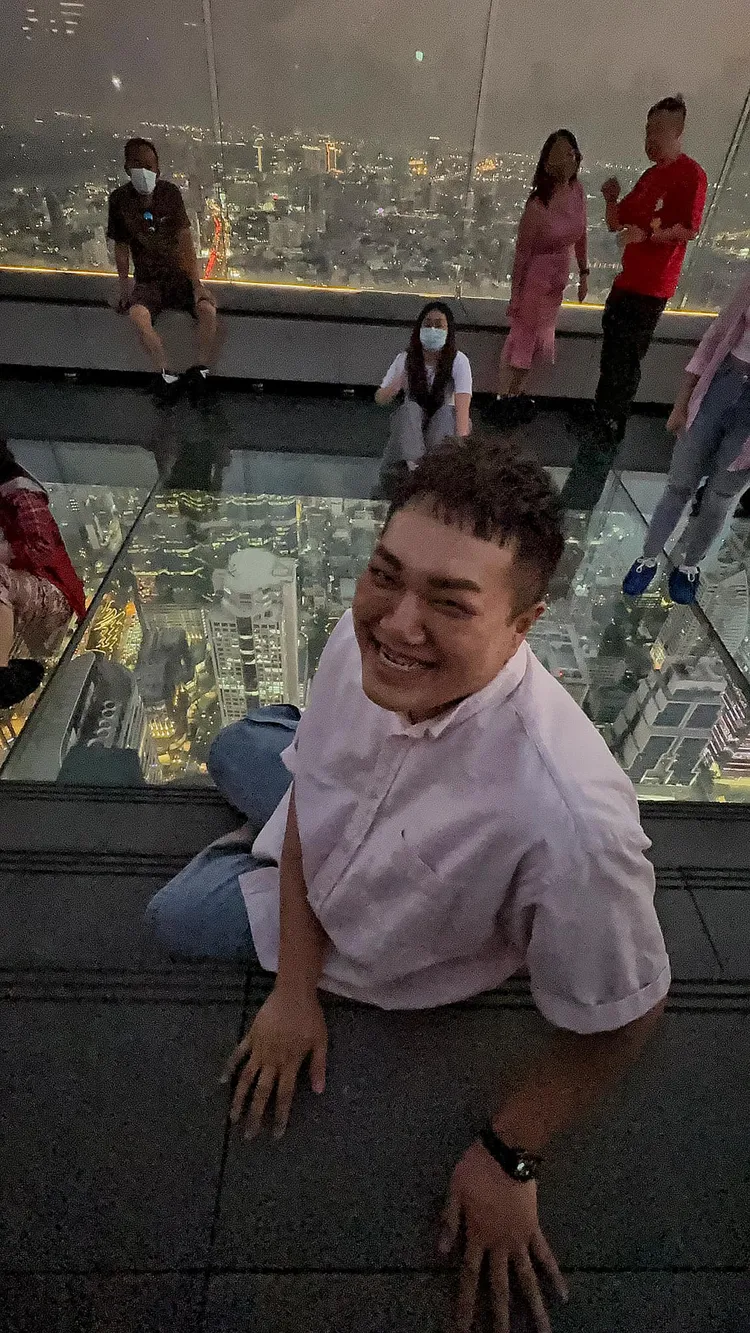關韶文上個月挑戰登上泰國曼谷最高地標觀景台拍網美照，但站上78樓天空步道透明地版卻「孬到全程跪著」。翻攝《關韶文》粉絲頁
