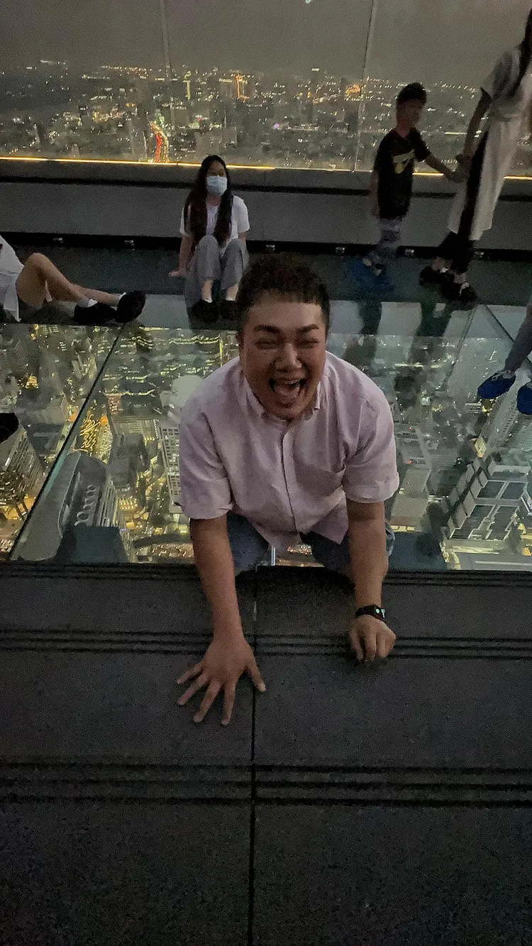 關韶文上個月挑戰登上泰國曼谷最高地標觀景台拍網美照，但站上78樓天空步道透明地版卻「孬到全程跪著」。翻攝《關韶文》粉絲頁