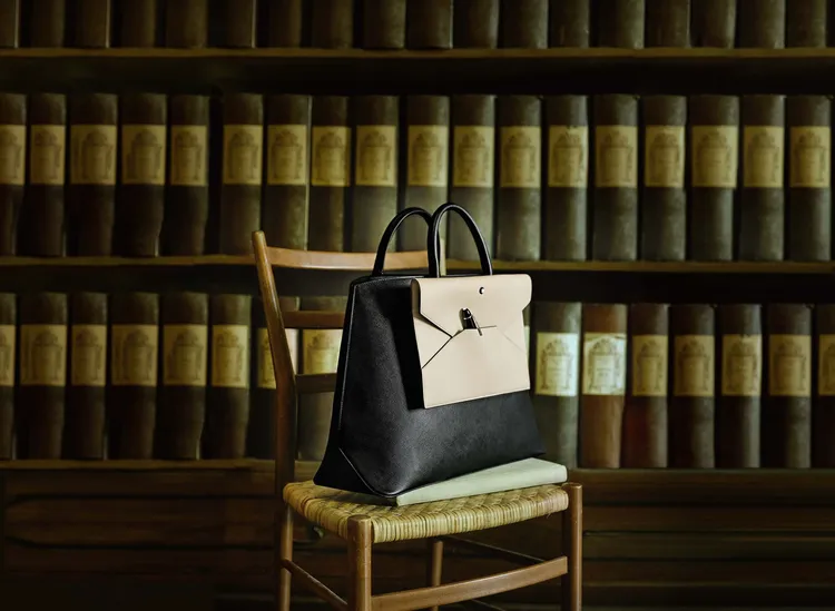 MONTBLANC全新品牌宣傳活動「The Library Spirit」中，以萬寶龍經典書寫工具、皮件包款與腕錶、智能耳機等系列新作，陪伴探險者踏上尋找靈感之旅。品牌提供