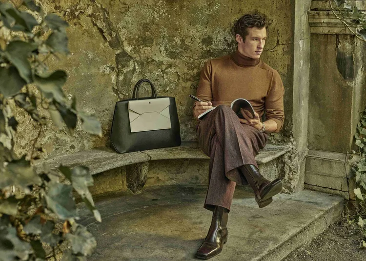 卡倫透納沈浸圖書館書海，並以萬寶龍鋼筆在筆記本上書寫著思考而發現的新意念。品牌提供