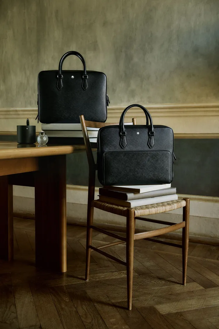 MONTBLANC全新品牌宣傳活動「The Library Spirit」中，以萬寶龍經典書寫工具、皮件包款與腕錶、智能耳機等系列新作，陪伴探險者踏上尋找靈感之旅。品牌提供