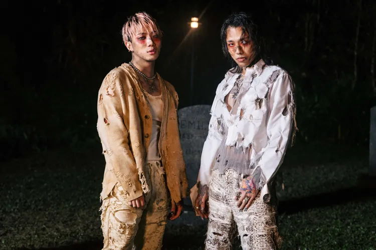 ØZI（左）與Marz23變活死人。華納提供