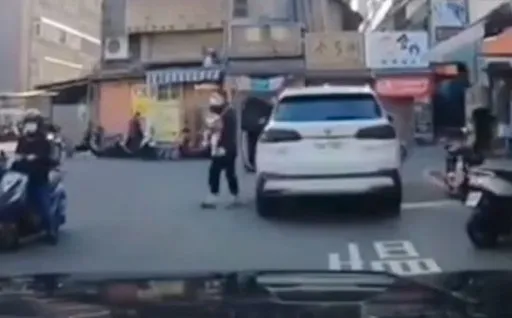 BMW男購物找嘸車位竟停馬路上 民眾怒酸:有錢就是任性