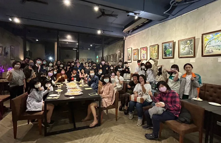 壽山國中在網美店「左咖啡」舉辦了《遺珠故事》詩畫展。教育局提供