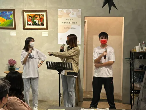 遺珠也很美!高雄壽山國中結合網美店 為「沒得獎」作品辦詩畫展