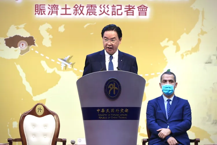 吳釗燮對外說明國人捐贈善款的運用規劃。林林攝