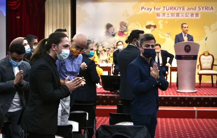 出席記者會的在台土耳其民眾起身向台灣人民表達感謝。林林攝