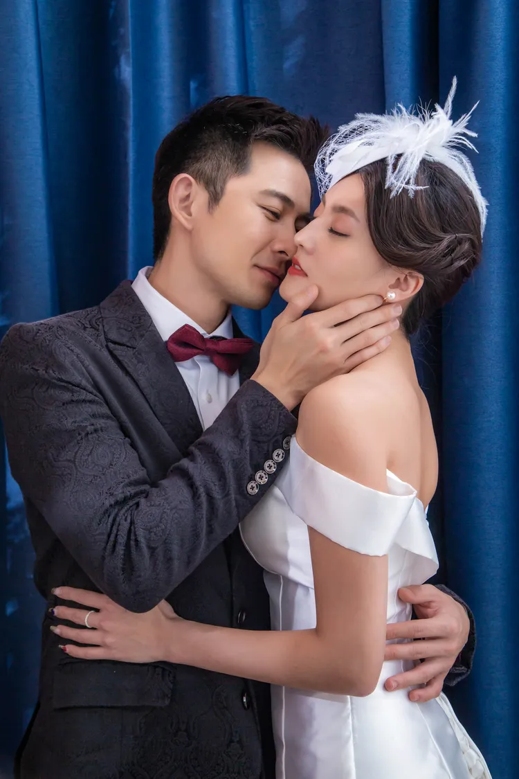 顏曉筠（右）和曾子益為戲拍婚紗照。民視提供