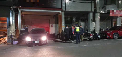 不知債主已搬走！男倒車撞毀店家捲門　警方就巡查到場逮人