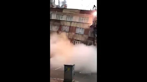 強震撼動土耳其　樓房瞬間倒塌消失在煙塵中（影片）