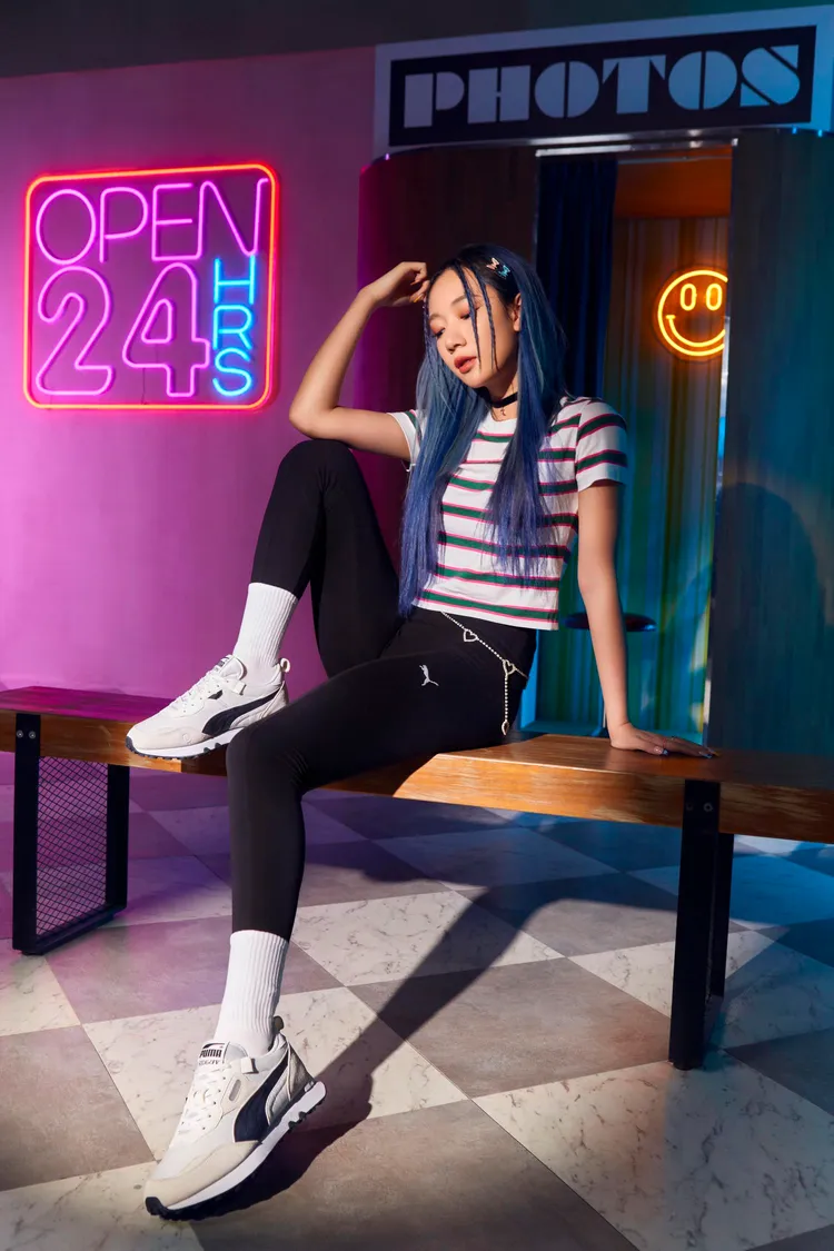 今年新加入PUMA品牌大使行列的Julia，以Puma Team紅綠條紋短版短袖T恤、高腰緊身褲和Rider FV Future-Vintage運動鞋的搭配，露著辣腰又勾勒出窈窕臀部曲線和美腿線條電暈粉絲。條紋短版短袖T恤1180元、基本系列Her高腰緊身褲1080元、Rider FV Future Vintage運動鞋2980元。品牌提供