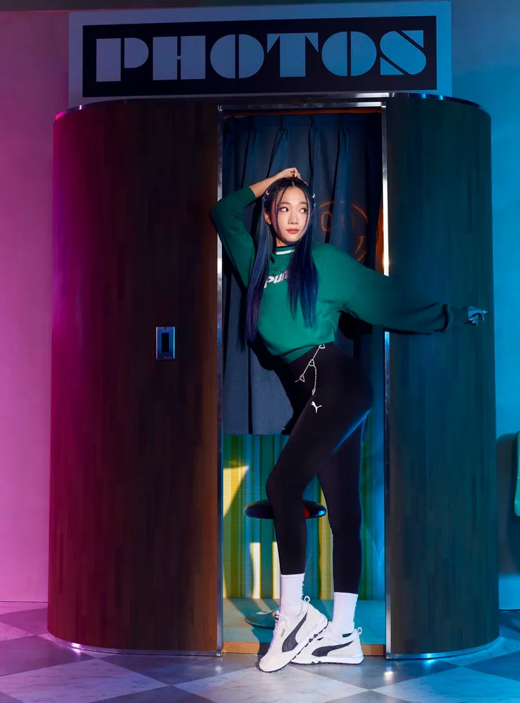 Julia另套上長春藤綠色復古PUMA logo刺繡壓印跳豹圖案圓領衫，展現另一番自然不造作的率性性感造型。圓領衫2280元。品牌提供