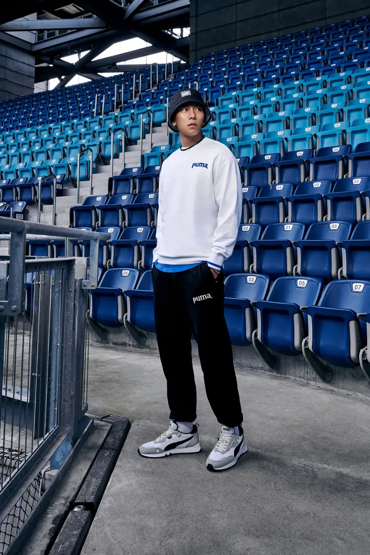 以美式復古學院風為設計主題的Puma Team系列服飾，近年深受次世代年輕族群喜愛，成功將校園運動文化注入潮流單品設計，PUMA代言人瘦子的帥氣助攻也是成功關鍵之一。圓領衫2280元、長褲2380元、基本系列漁夫帽680元、Rider FV Retro Rewind運動鞋2980元。品牌提供