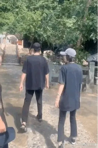 秦嵐、魏大勛穿情侶裝約會。翻攝京八婆微博