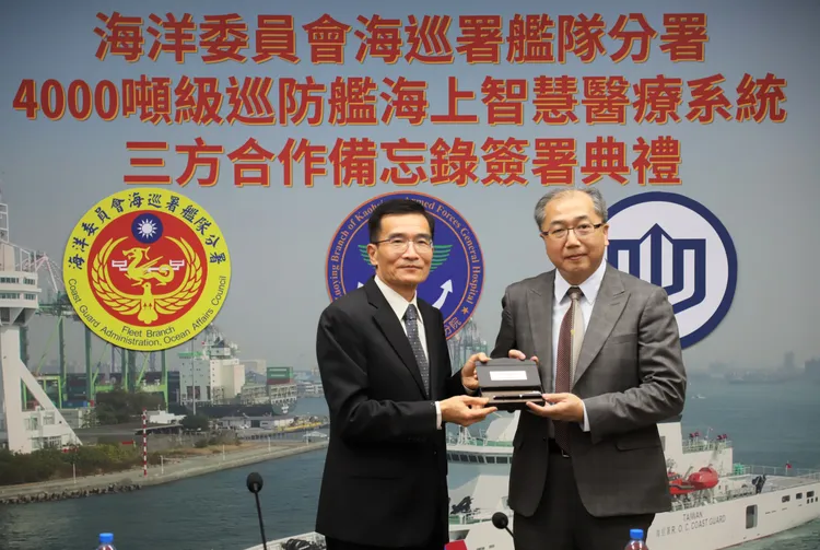 海巡致贈簽署筆。海巡署提供