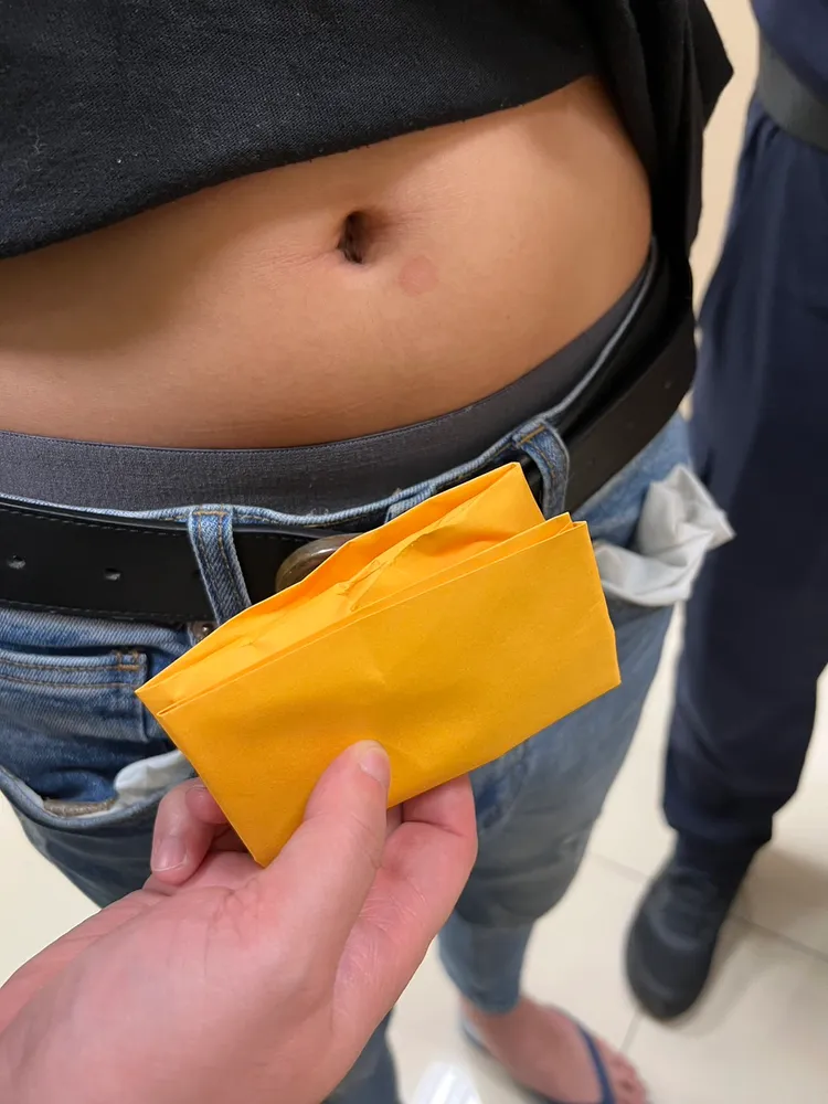 警方在王男褲頭發現用信封袋裝的毒品咖啡包。蘆洲警分局提供