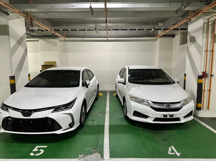 警方查扣犯案使用的車輛等證物。讀者提供