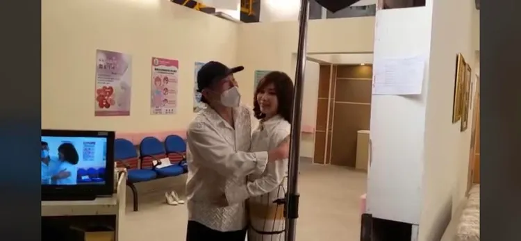 陳美鳳（右）拍《黃金歲月》時，張晨光還跑去林口探班。民視提供