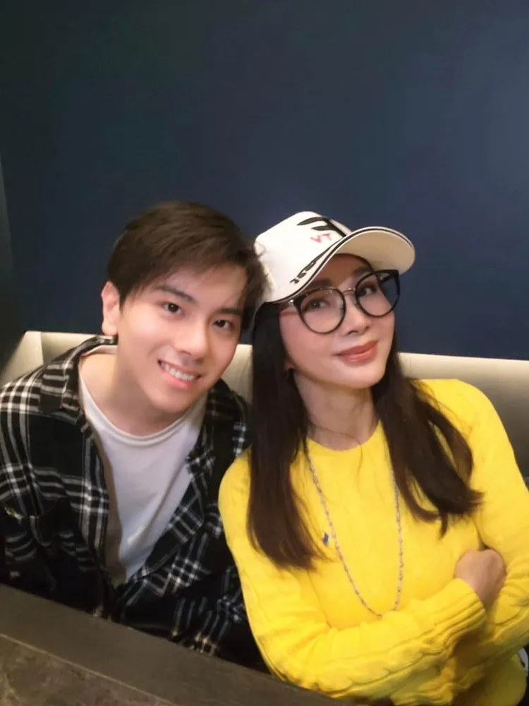 陳美鳳（右）對張晨光小兒子Jacky的耳垂印象深刻。