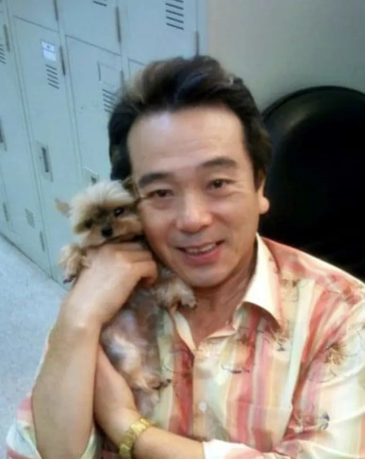 張晨光抱著的正是當年陳美鳳愛犬「妹妹」。陳美鳳提供