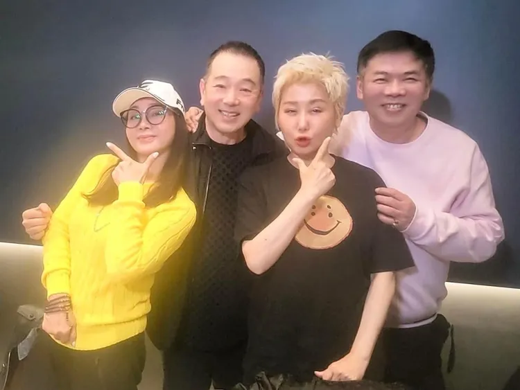 藍心湄（右二）其實跟陳美鳳（左起）也演過張晨光老婆，右為馮凱。