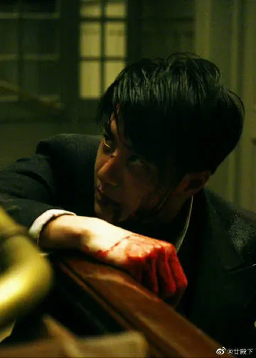 王一博满脸血痕，为电影卖力打斗。翻摄廿殿下微博