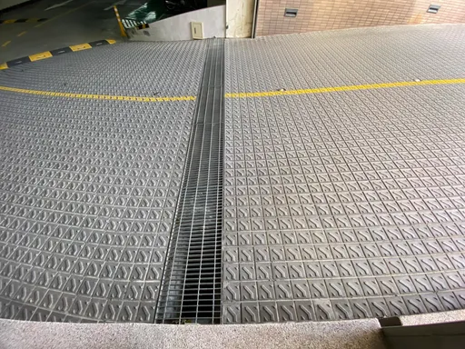 「叩叩聲」吵到精神耗弱!醫還拿聽診器貼天花板 半年後抓到「兇手」是水溝蓋