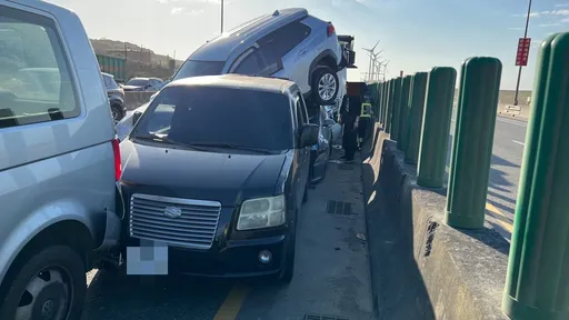 台61線聯結車追撞7車 轎車遭鏟起車尾騰空