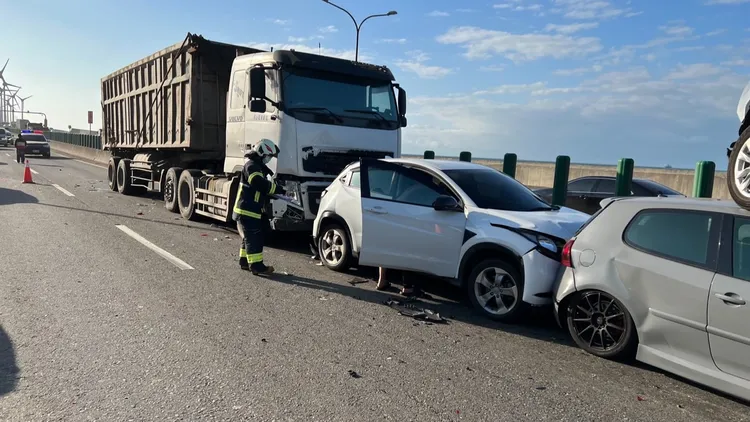 聯結車追撞7輛車。林口警分局提供