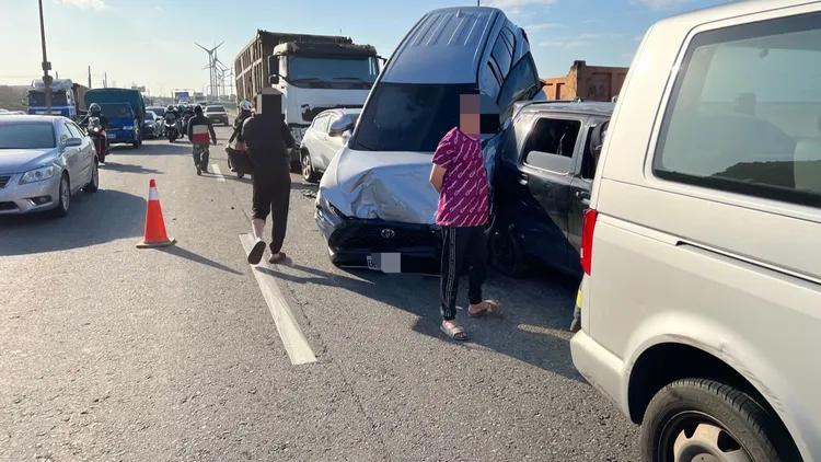 台61線車禍造成7車連環撞。林口警分局提供