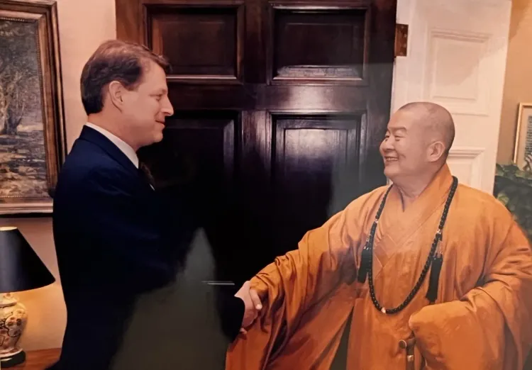 1996年星雲前往美國與高爾副總統在白宮見面。翻攝畫面