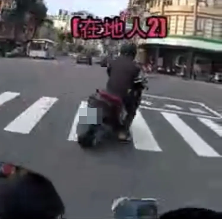 有網友在高雄小港區漢民、二苓路停等紅燈，卻一連看到4名機車騎士違規右轉。翻攝自臉書「高雄小港區的大小事」