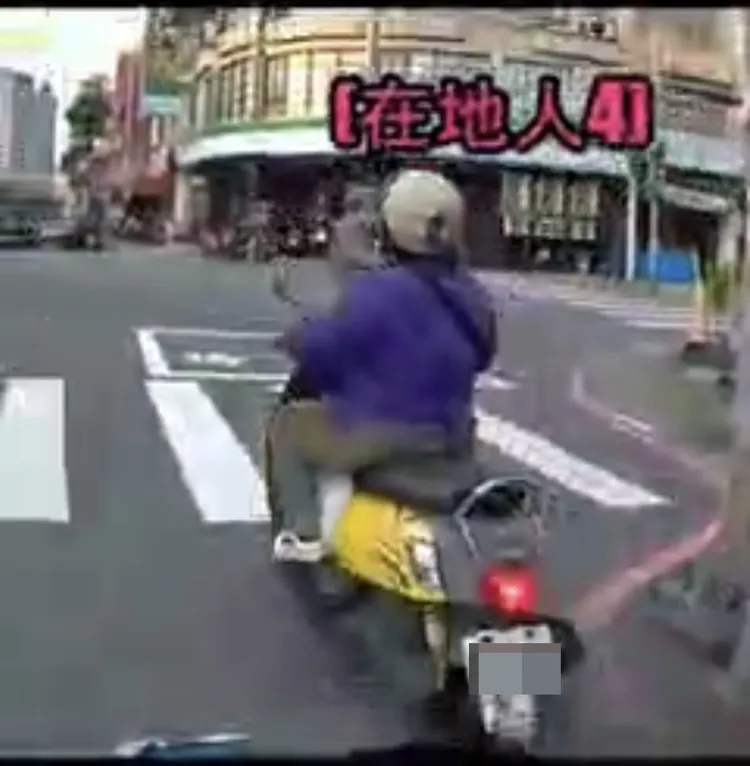 有網友在高雄小港區漢民、二苓路停等紅燈，卻一連看到4名機車騎士違規右轉。翻攝自臉書「高雄小港區的大小事」