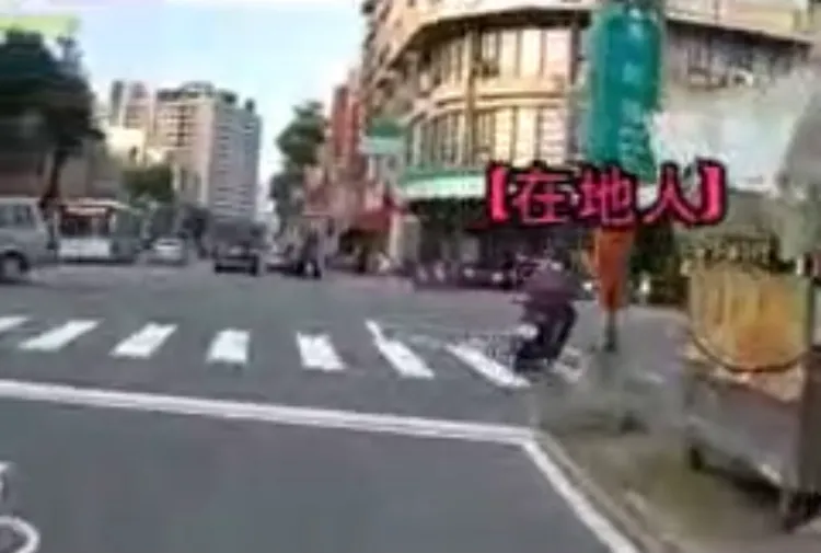 有網友在高雄小港區漢民、二苓路停等紅燈，卻一連看到4名機車騎士違規右轉。翻攝自臉書「高雄小港區的大小事」