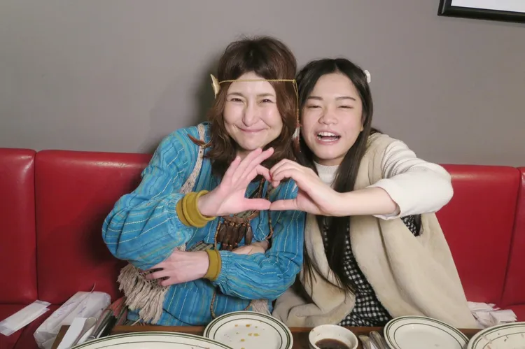 日本大胃女王Angela佐藤(右)和台灣大胃王小慧相見歡。緯來提供