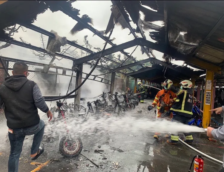 警消灌救。讀者提供