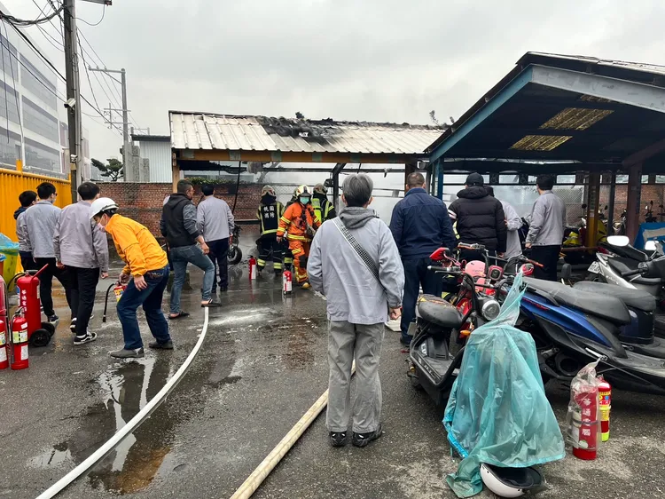 員工們趕往車棚關心愛車受損狀況。讀者提供