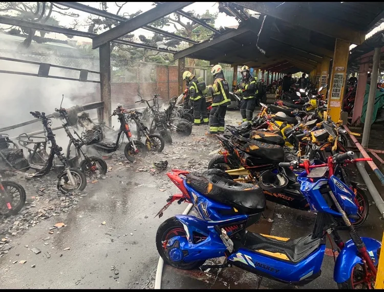 現場至少30部機車全毀或半毀。讀者提供