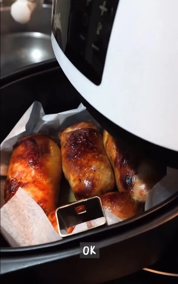 氣炸鍋120度烤20分鐘，拆掉鋁箔紙濾出醬汁，再烤15分鐘，完成美味爆汁雞腿捲。IG@woodywoody315 提供
