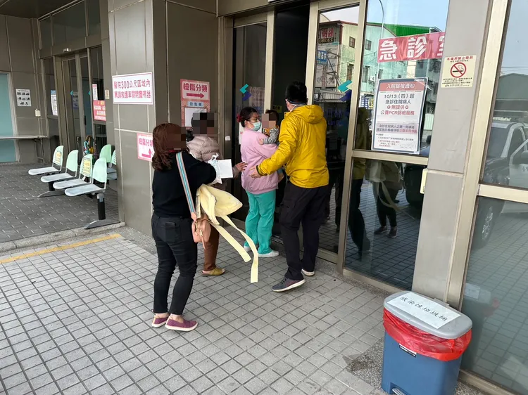 男嬰在警方護送迅速抵達醫院。讀者提供