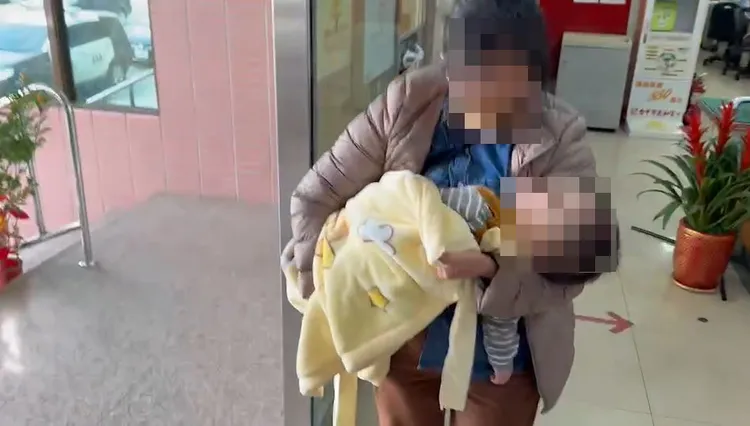 警方見阿嬤抱著全身癱軟的男嬰，當機立斷協助送醫。讀者提供